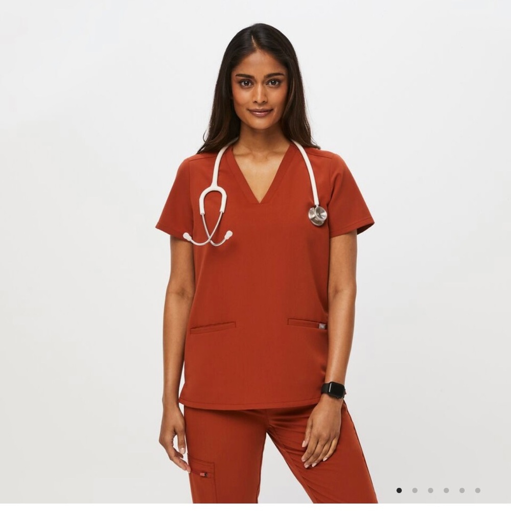 NEW FIGS women's Auburn Casma - Three-Pocket Scrub Top - Large Auburn